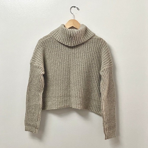 Forever 21 Crop Turtleneck Sweater - Picture 1 of 3